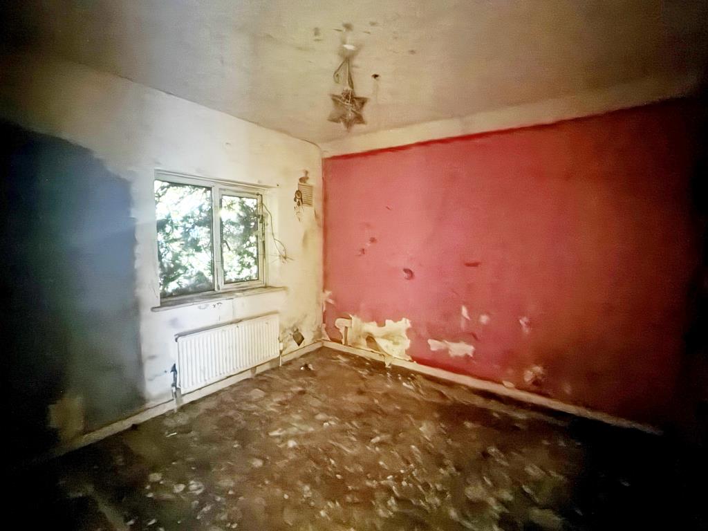 Lot: 112 - END-TERRACE HOUSE FOR IMPROVEMENT - Bedroom 3 in House in need of Refurbishment